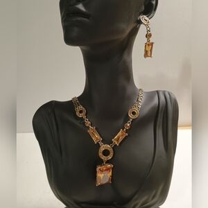 Elegant Gold and Brown Necklace